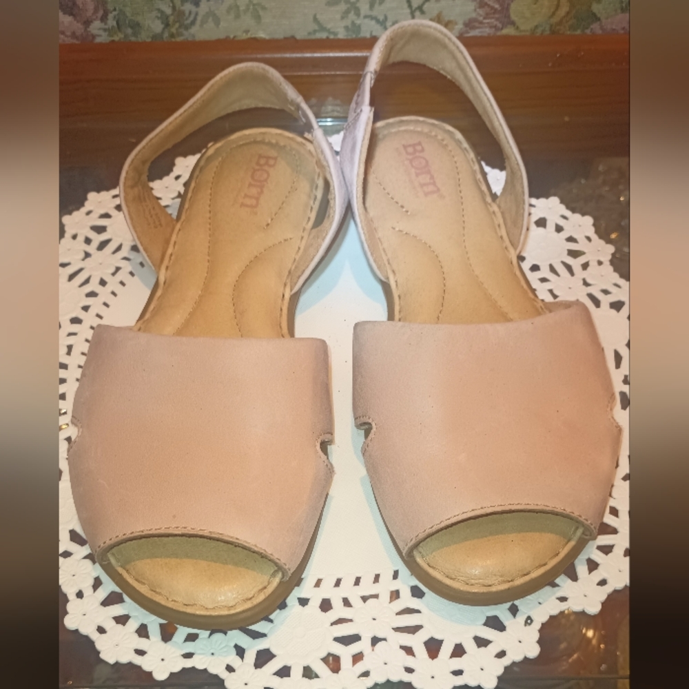 Born light tan sandals 7 strap in the back.